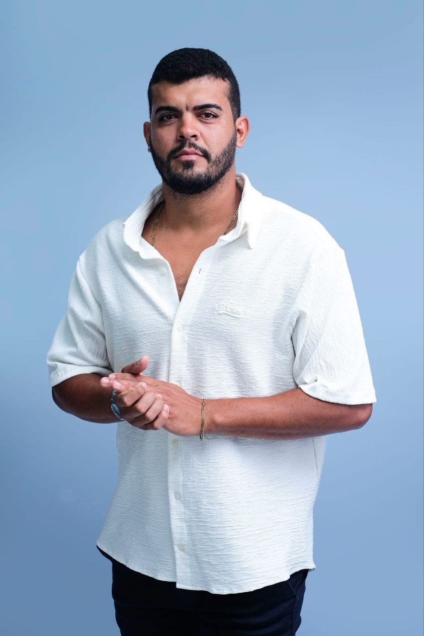 FRANKLIN SILVA VEM GANHANDO DESTAQUE NO CENÁRIO DO ARROCHA BAIANO E PREPARA NOVO AUDIOVISUAL - O cantor Franklin Silva vem ganhando cada vez mais destaque no cenário do arrocha baiano. Com identidade própria e um trabalho que busca conquistar novos públicos, o artista vive uma fase de crescimento e se prepara para mais um importante passo em sua carreira.