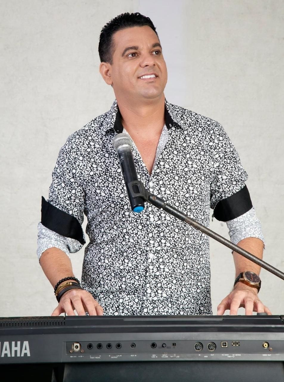 Marconde Morais se prepara para lançar seu mais novo sucesso - Marconde Morais, artista consagrado e dono de uma trajetória marcada por importantes experiências na música, se prepara para viver um novo momento em sua carreira. Depois de passagens por TV, rádio e grandes projetos de divulgação, o cantor agora volta suas atenções para o lançamento daquele que promete ser o seu mais novo sucesso.